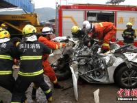 京昆高速四川段多车追尾致7死6伤 官兵现场默哀