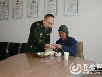 边防民警爱心助精神失常男子踏上回家路