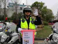自贡交警晒“水桶腰”  宣传交通安全蛮拼的
