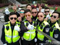 自贡交警晒“水桶腰”  宣传交通安全蛮拼的