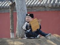 沈阳百名学童穿古装参加国学大赛 