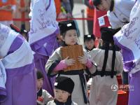 沈阳百名学童穿古装参加国学大赛 