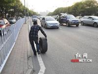 惊！女司机行驶途中 车轮飞出20米