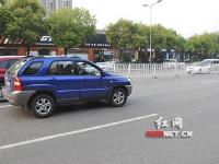 惊！女司机行驶途中 车轮飞出20米