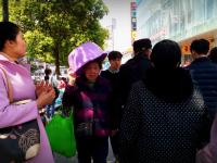 浙江金华金价走低 市民排队购黄金