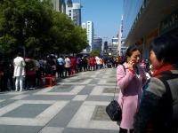 浙江金华金价走低 市民排队购黄金