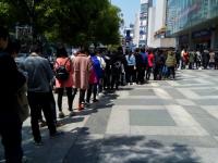 浙江金华金价走低 市民排队购黄金