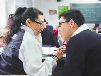 成都“同桌妈妈”陪自闭症儿子读书7年