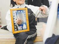 成都“同桌妈妈”陪自闭症儿子读书7年