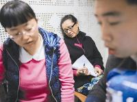 成都“同桌妈妈”陪自闭症儿子读书7年