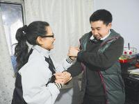 成都“同桌妈妈”陪自闭症儿子读书7年