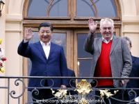 习近平做客捷克总统乡间官邸 共浇友谊树