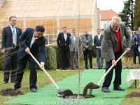 习近平做客捷克总统乡间官邸 共浇友谊树
