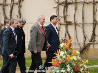 习近平做客捷克总统乡间官邸 共浇友谊树