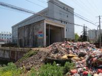 江西垃圾窖建小学门口 学生天天闻臭气