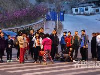 济南市民为救人排人墙阻断车流