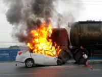 安徽小轿车超车时迎面撞车 司机当场身亡