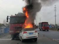 安徽小轿车超车时迎面撞车 司机当场身亡