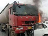 安徽小轿车超车时迎面撞车 司机当场身亡
