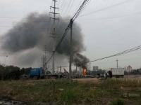 安徽小轿车超车时迎面撞车 司机当场身亡