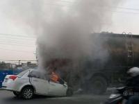安徽小轿车超车时迎面撞车 司机当场身亡