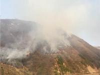 骊山突发大火游客被困 消防官兵赶赴现场