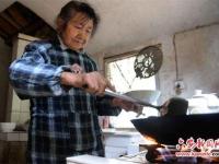76岁老妇创业种茶：为儿还债 为儿媳治病