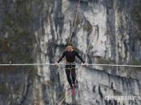 重庆天坑高空飞人大赛 角逐最强