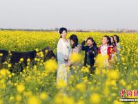 女大学生村官自费拍古装照为乡村旅游