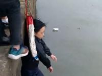珠海海边漂浮一女子 过路大叔跳海救人