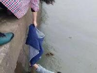 珠海海边漂浮一女子 过路大叔跳海救人