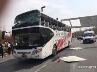 郑州旅游大巴撞限高杆车身被穿一半 多人受伤