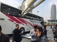 郑州旅游大巴撞限高杆车身被穿一半 多人受伤