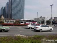 郑州旅游大巴撞限高杆车身被穿一半 多人受伤