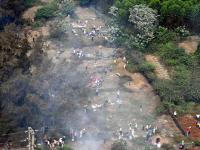 航拍海南一城区坟场 祭扫场面壮观