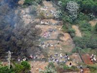 航拍海南一城区坟场 祭扫场面壮观