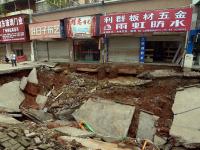 组图：江西上饶一商业街现20米“天坑”