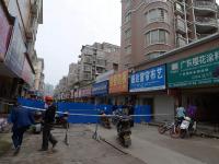 组图：江西上饶一商业街现20米“天坑”