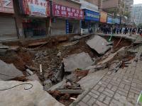组图：江西上饶一商业街现20米“天坑”