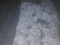 贵州丹寨现鸡蛋大冰雹 屋顶瓦片车窗被砸碎