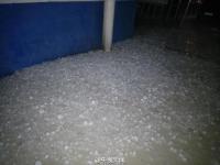 贵州丹寨现鸡蛋大冰雹 屋顶瓦片车窗被砸碎
