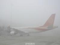 成都机场遭遇浓雾 上万旅客出行受阻