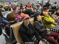 成都机场遭遇浓雾 上万旅客出行受阻