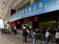 上海外地临牌限行实施 市民排长队购牌