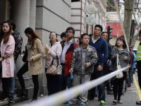 上海外地临牌限行实施 市民排长队购牌