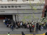 上海外地临牌限行实施 市民排长队购牌