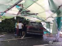广州强风吹塌棚架 百万豪车被砸烂