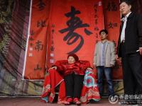 百岁老人过寿近万人祝贺 五世同堂场面震撼