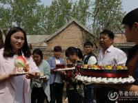 百岁老人过寿近万人祝贺 五世同堂场面震撼