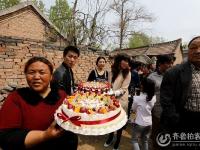 百岁老人过寿近万人祝贺 五世同堂场面震撼